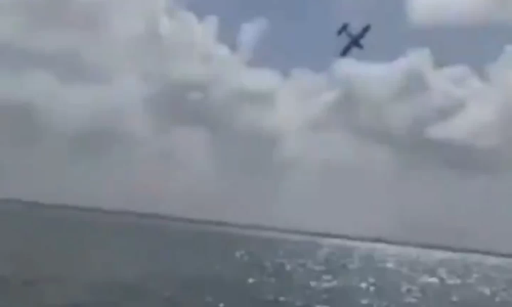 Σοκαριστικό βίντεο με αεροσκάφος να κάνει "βουτιά θανάτου" στην θάλασσα